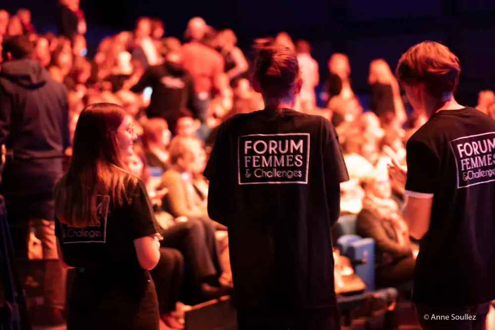 Participantes applaudissant au Forum Femmes & Challenges 2022 au Havre